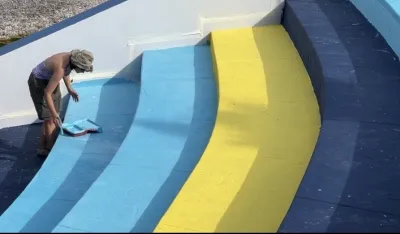 (VIDEO) Počelo nano&scaron;enje novih sloјeva farbe na stepeni&scaron;tu pored Moskovskog mosta:&nbsp;Kamen ćuti i trpi