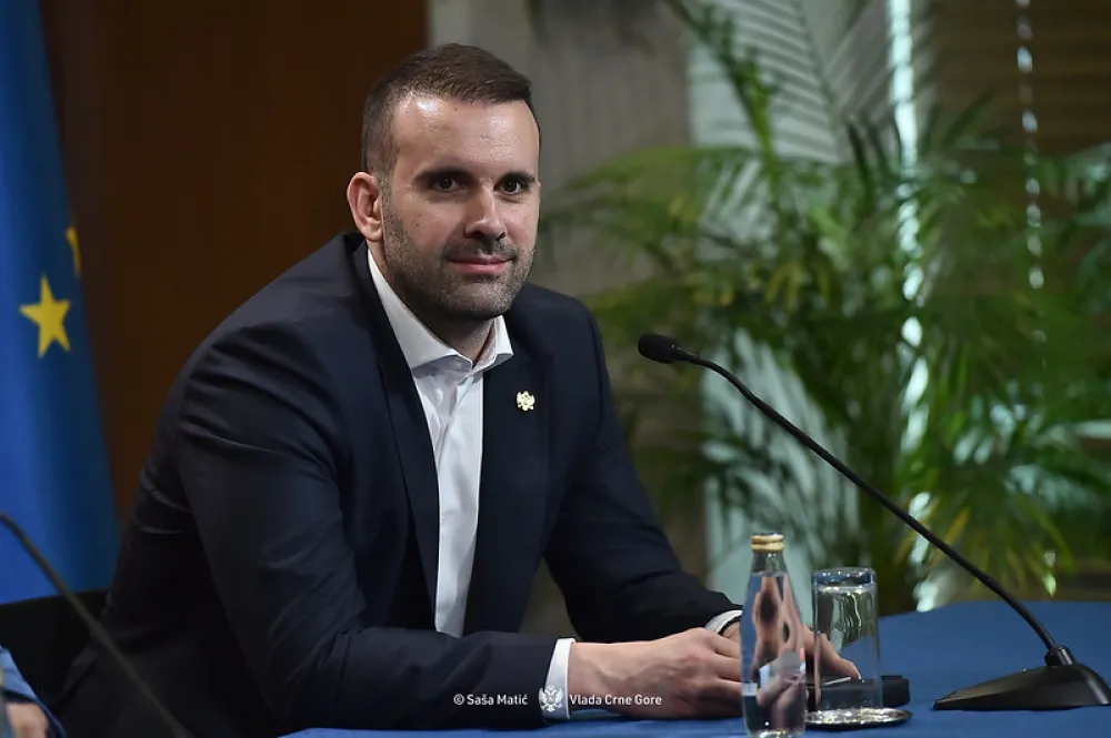 Spajić Kneževiću: Ko ti to baje?