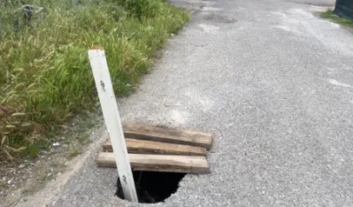 (VIDEO) Propale &scaron;ahte i asfalt Ulice Voјvode Mirka Petrovića na Koniku: Rupe zatvaraјu letvama