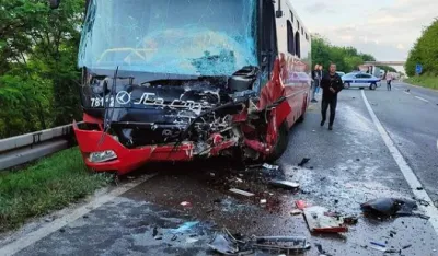 Srbija: Sudar autobusa i automobila - poginuo vozač, 40 osoba povrijeđeno