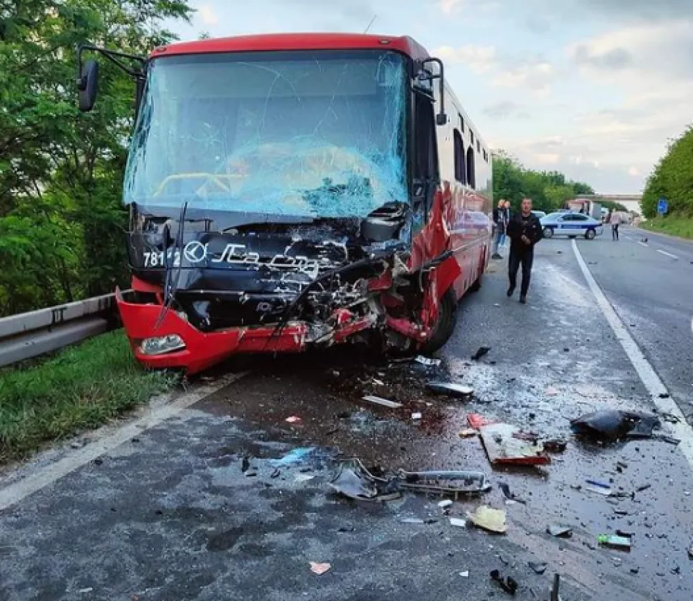 Srbija: Sudar autobusa i automobila -&nbsp;poginuo vozač, 40&nbsp;osoba povrijeđeno