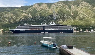 Kruzer u kotorskoj luci