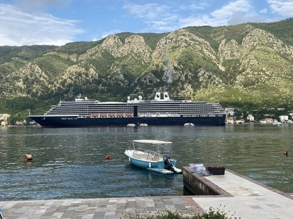 Kruzer u kotorskoj luci