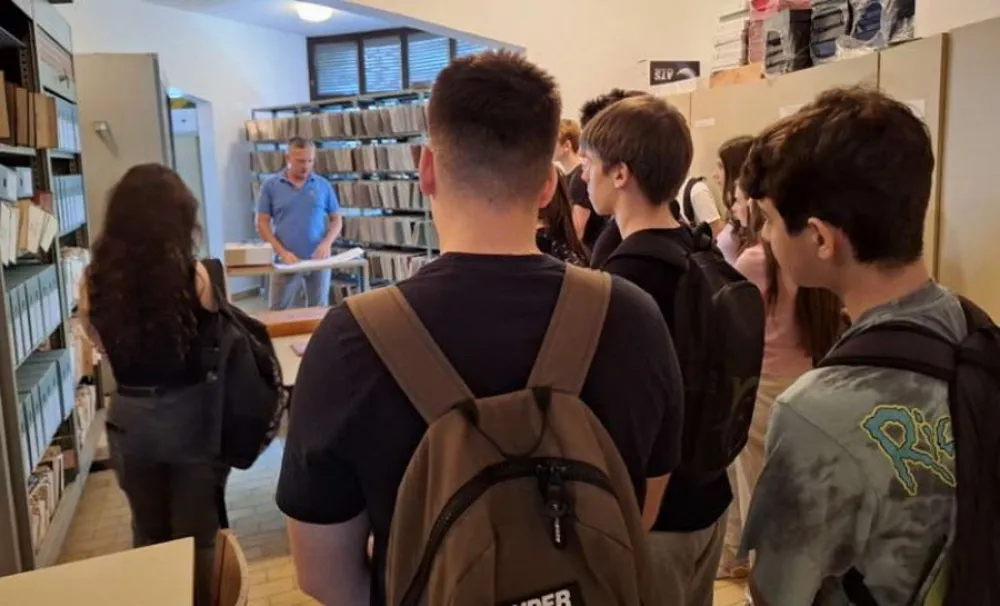 Učenici prvih razreda SEU&Scaron; posjetili Arhivski odsjek Bar