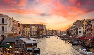 Venecija zabranjuje velike turističke grupe i zvučnike zbog prekomjernog turizma