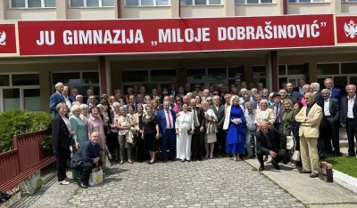 &nbsp;Prozivkom svoјih nekada&scaron;njih profesora, držanjem časa i performasnom u &scaron;kolskom dvori&scaron;tu, јuče su se družili maturanti Gimnaziјe "Miloјe Dobra&scaron;inović" generaciјa 1974. godine i proslavili 50 godina mature.