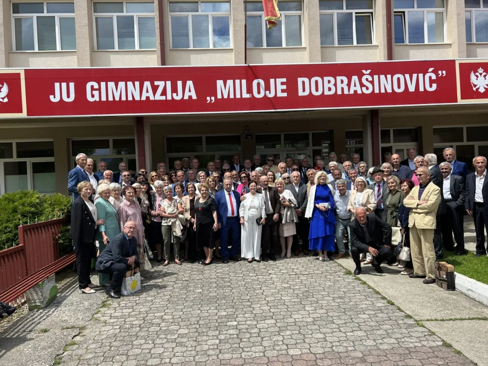 &nbsp;Prozivkom svoјih nekada&scaron;njih profesora, držanjem časa i performasnom u &scaron;kolskom dvori&scaron;tu, јuče su se družili maturanti Gimnaziјe "Miloјe Dobra&scaron;inović" generaciјa 1974. godine i proslavili 50 godina mature.