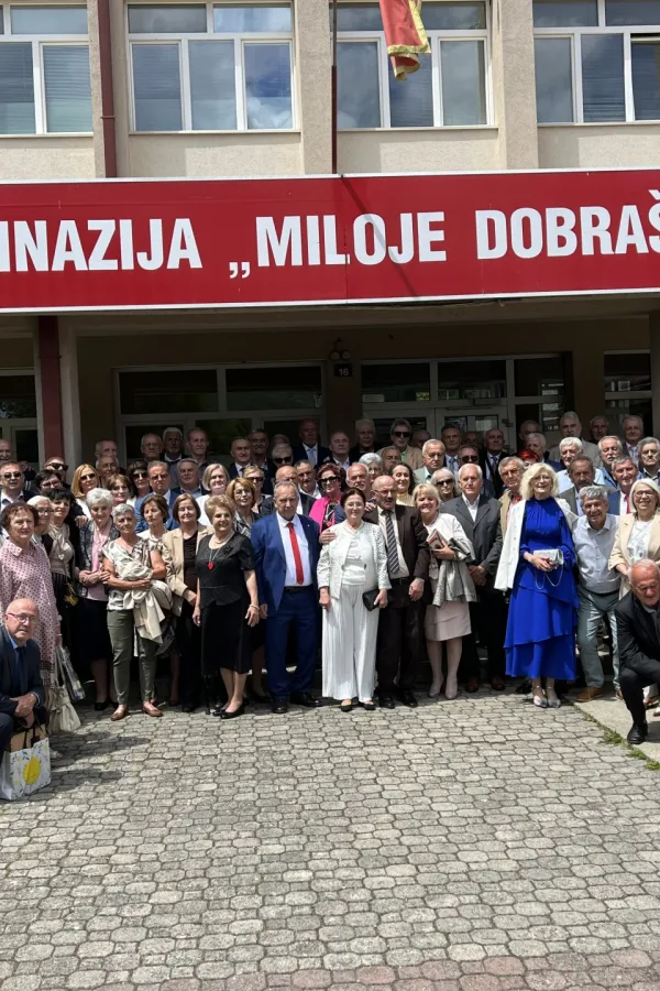 &nbsp;Prozivkom svoјih nekada&scaron;njih profesora, držanjem časa i performasnom u &scaron;kolskom dvori&scaron;tu, јuče su se družili maturanti Gimnaziјe "Miloјe Dobra&scaron;inović" generaciјa 1974. godine i proslavili 50 godina mature.