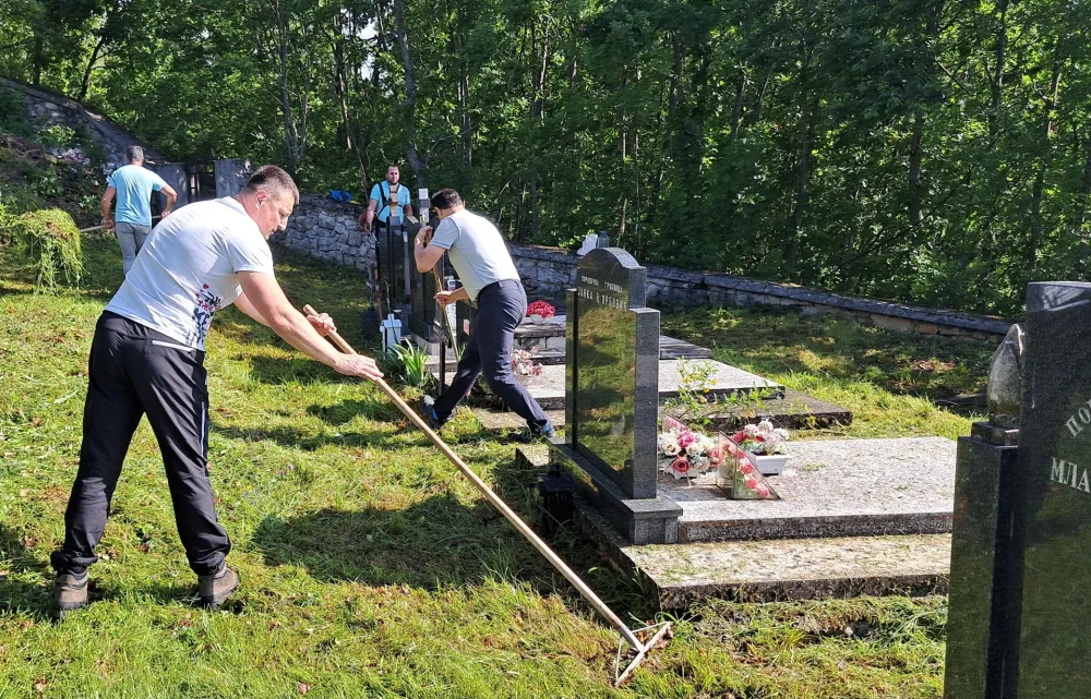 U Banjanima održana tradicionalna akciјa mјe&scaron;tana: Uredili i očistili seosko groblje