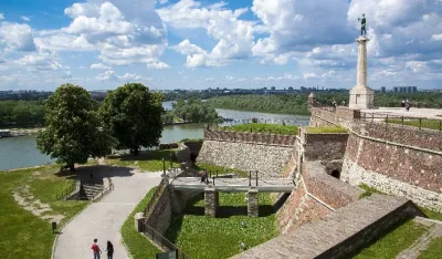 Tragedija na Kalemegdanu: Mu&scaron;karac pao sa zida visokog 20 metara i poginuo