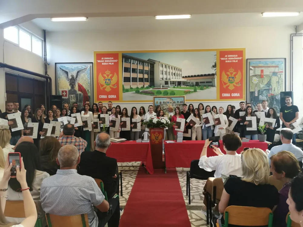 Gimnazija "Miloјe Dobra&scaron;inović" ispratila najbolje učenike: Od 104 maturanta "Lučom" nagrađeno njih 50