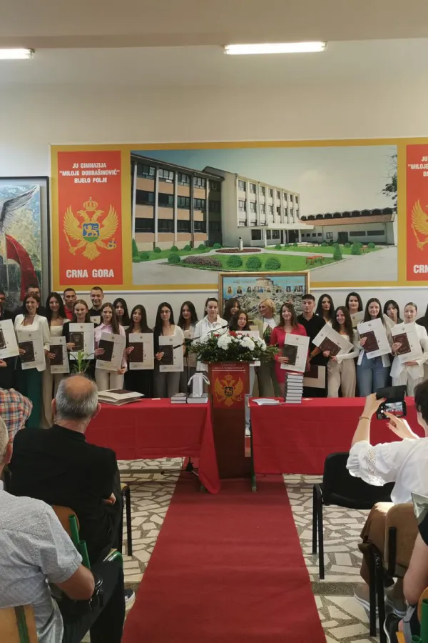 Gimnazija "Miloјe Dobra&scaron;inović" ispratila najbolje učenike: Od 104 maturanta "Lučom" nagrađeno njih 50