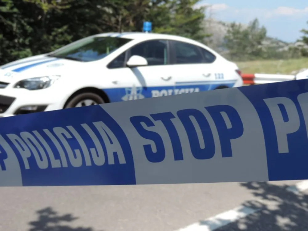 Sudar kamiona i automobila na putu Cetinje - Budva