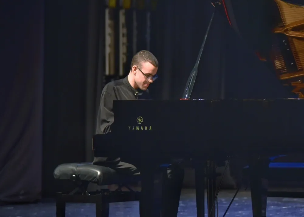 Uživa dok svira Bramsa