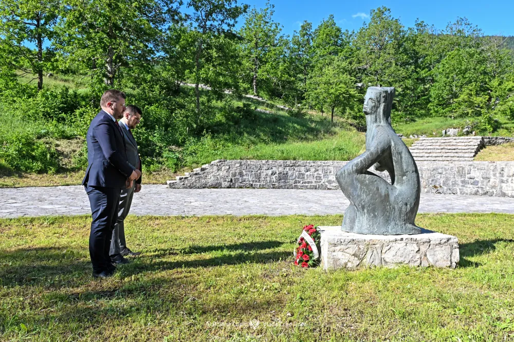 Koprivica položio vijenac na memorijalni spomenik u Dolima pivskim