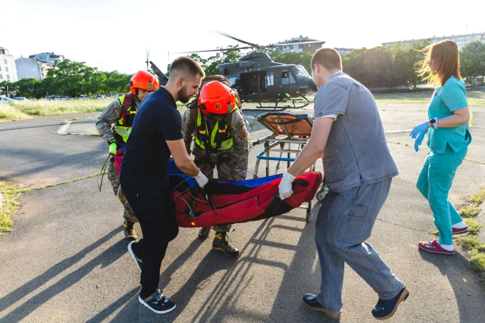 (FOTO) Vojska CG u akciji spa&scaron;avanja: Helikopterom transportovali te&scaron;ko povrijeđenu ženu