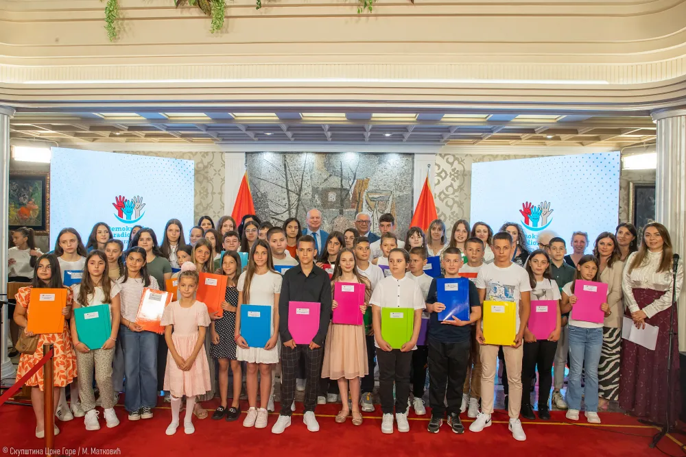 Prdjednik Skup&scaron;tine sa polaznicima 13. generacije Demokratskih radionica