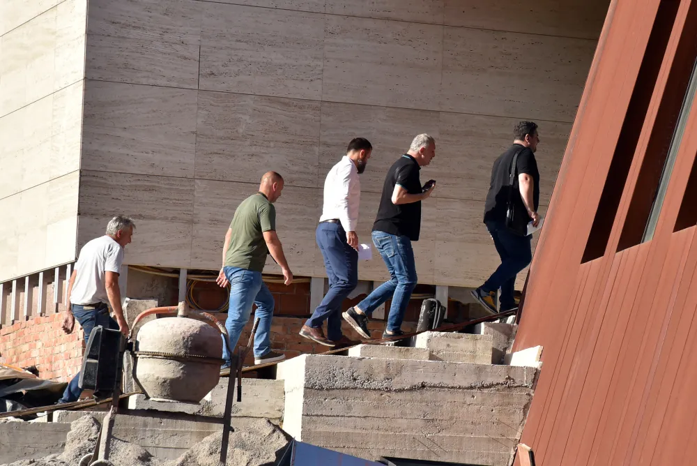 (FOTO/VIDEO) SPO nastavlja pretres "ničije kuće"