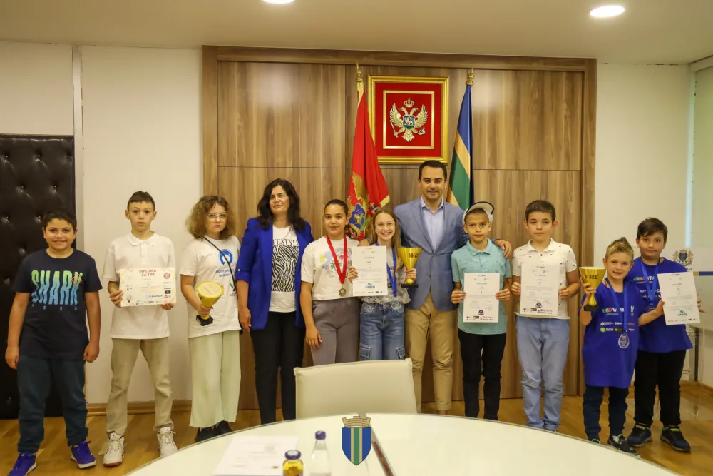 (VIDEO) Raičević organizovao prijem za đake O&Scaron; &bdquo;Anto Đedović&ldquo; &ndash; državne prvaka iz robotike