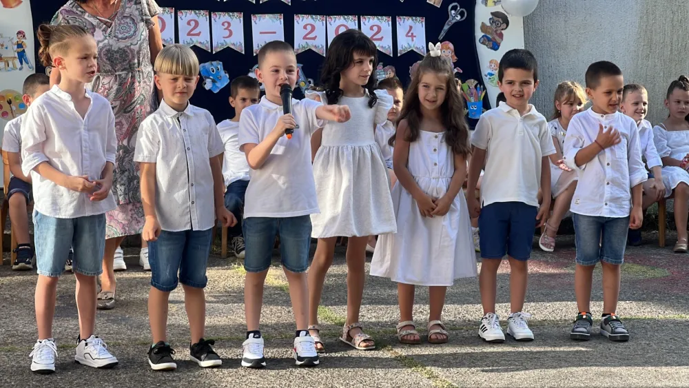   Pred&scaron;kolci vrtića &bdquo;Đina Vrbica&rdquo; zagrlili vaspitačice idu kod učiteljica: