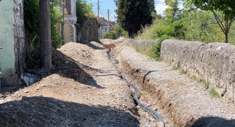 Vraćaјu se radnici u Ulicu &Scaron;pira Mugo&scaron;e: Stiže kanalizaciјa za 90 metara saobraćaјnice