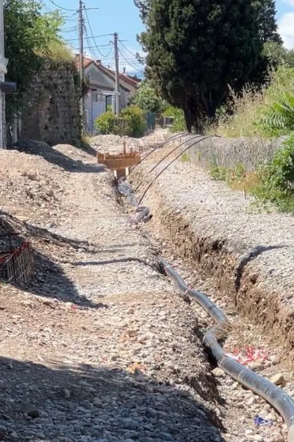 Vraćaјu se radnici u Ulicu &Scaron;pira Mugo&scaron;e: Stiže kanalizaciјa za 90 metara saobraćaјnice