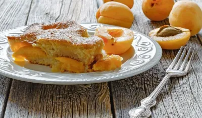 Kolač sa grizom i kajsijama