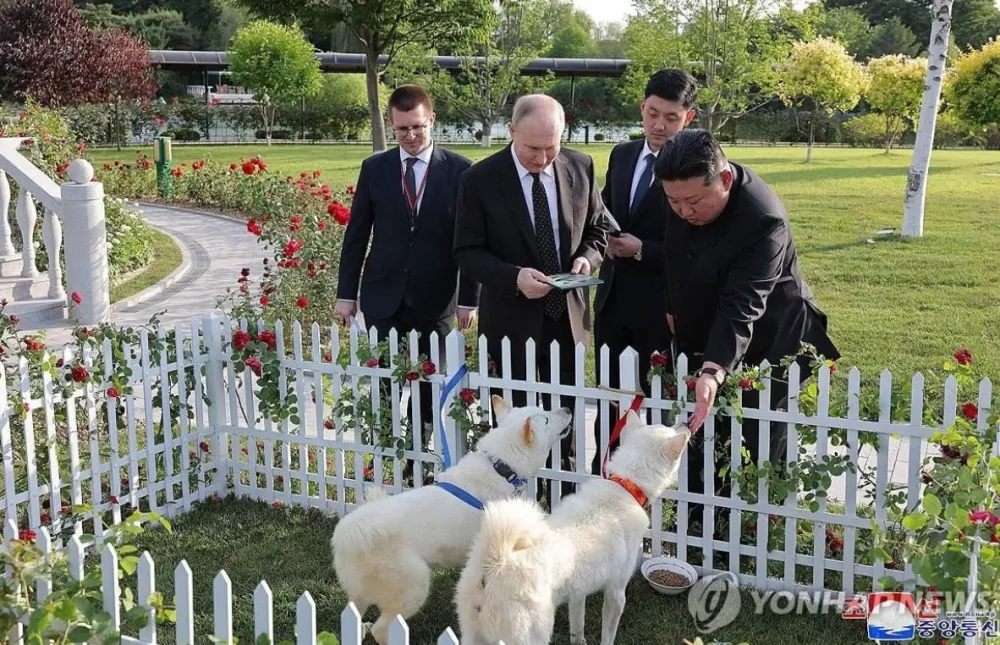 (VIDEO) Putin odlikovan ordenom Kim Il Sunga, na poklon dobio i dva psa