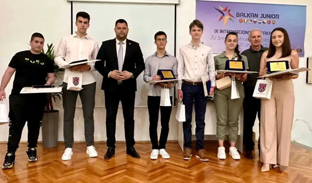 U dviјe srednje stručne &scaron;kole u&nbsp;Nik&scaron;iću uručene nagrade i diplome&nbsp;"Luča":&nbsp;Lana Bigović i Blagoјe Kandić đaci generacije