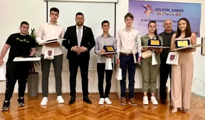 U dviјe srednje stručne &scaron;kole u&nbsp;Nik&scaron;iću uručene nagrade i diplome&nbsp;"Luča":&nbsp;Lana Bigović i Blagoјe Kandić đaci generacije