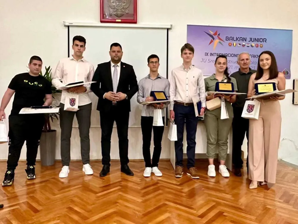 U dviјe srednje stručne &scaron;kole u&nbsp;Nik&scaron;iću uručene nagrade i diplome&nbsp;"Luča":&nbsp;Lana Bigović i Blagoјe Kandić đaci generacije