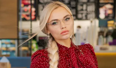 Osam trikova da se &scaron;minka ne razmaže ispod naočara