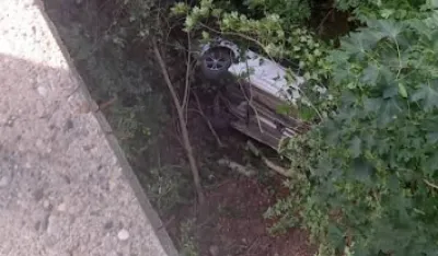 (FOTO) Put Kola&scaron;in - Podgorica: Vozilo sletjelo sa puta, u njemu bila četvoročlana porodica