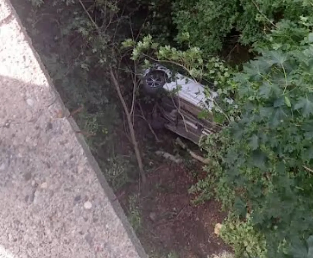 (FOTO) Put Kola&scaron;in - Podgorica: Vozilo sletjelo sa puta, u njemu bila četvoročlana porodica