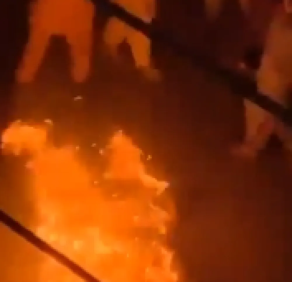 (VIDEO) UZNEMIRUJUĆE: Rulja u Pakistanu izvukla turistu iz policije i spalila ga
