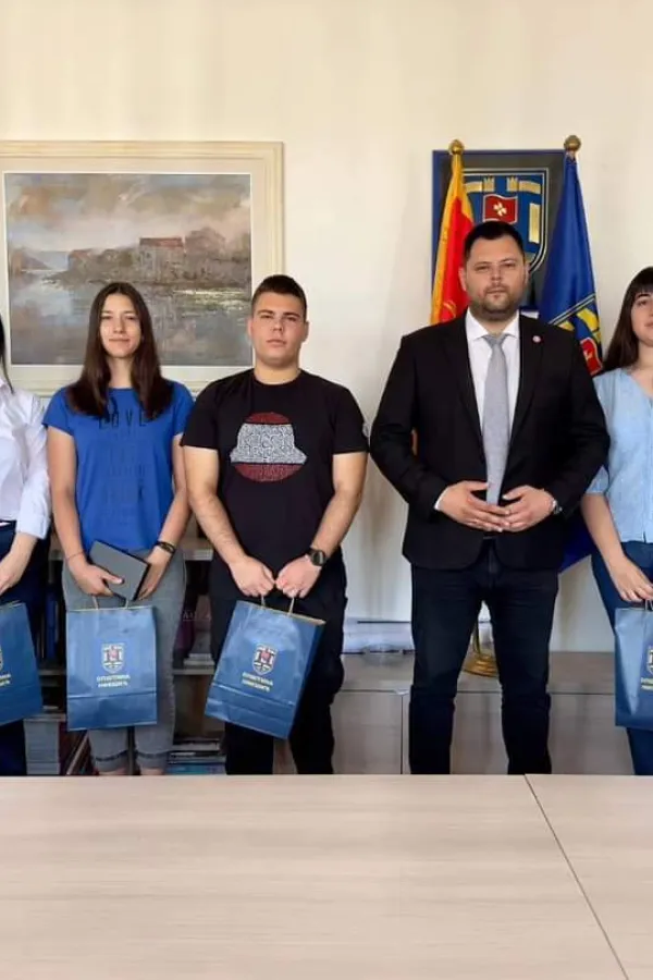 Kovačević sa nik&scaron;ićkim gimnazijalcima: Оp&scaron;tinа prеpоznаjе i pоdržаvа mlаdе tаlеntе