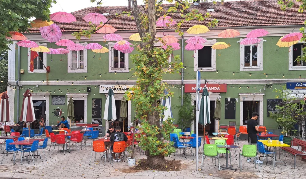 Inspekcija uklonila mobilijar na jednoj od najpopularnijih terasa u Nik&scaron;iću, kafe bara "Propaganda"- vlasnik ga ponovo vratio