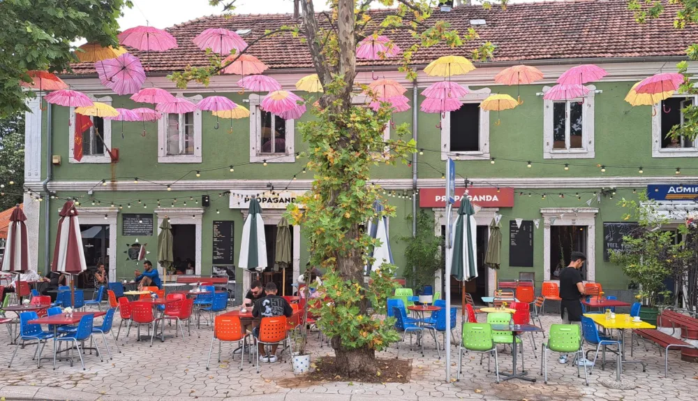 Inspekcija uklonila mobilijar na jednoj od najpopularnijih terasa u Nik&scaron;iću, kafe bara "Propaganda"- vlasnik ga ponovo vratio