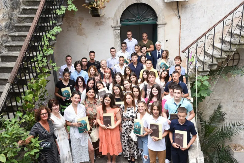 Svečani prijem za dobitnike diplome "Luča" u Kotoru; Јokić: Biti iznad prosјeka јe na&scaron;a konstanta
