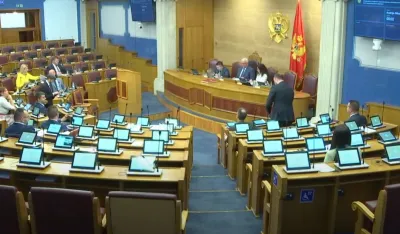 Poslanici&nbsp;nijesu&nbsp;obavije&scaron;teni o otkazivanju premijerskog sata