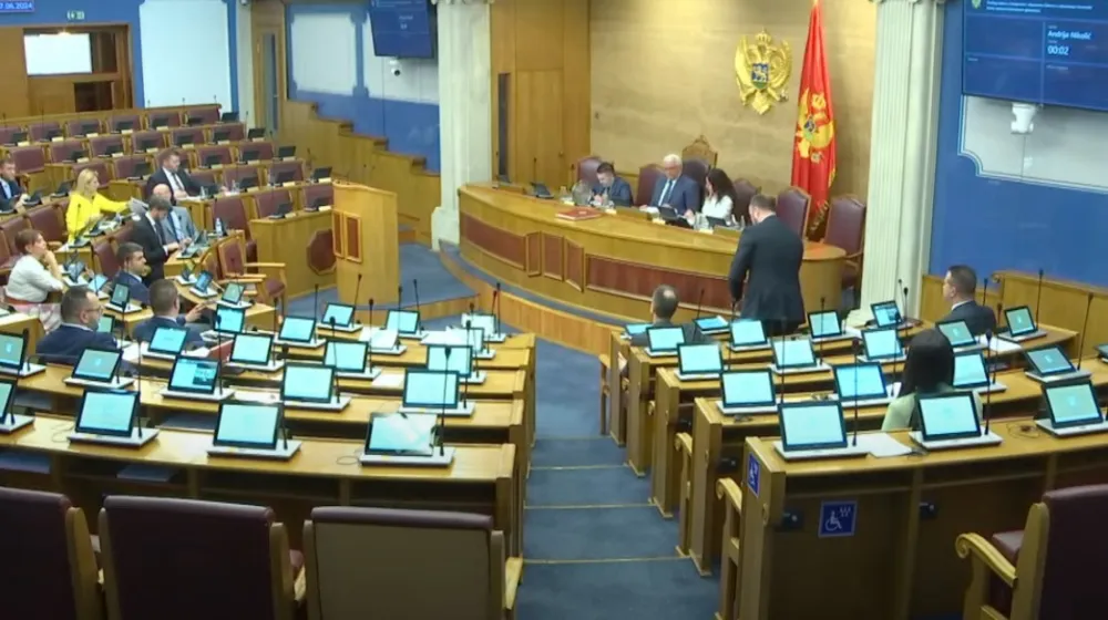 Poslanici&nbsp;nijesu&nbsp;obavije&scaron;teni o otkazivanju premijerskog sata