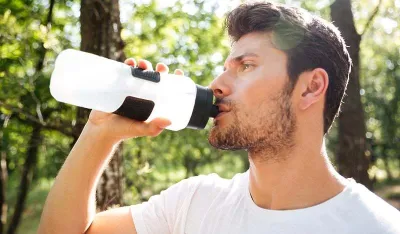 Skrivene opasnosti pijenja tople vode iz plastične boce