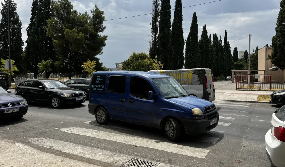 Nebezbјedan pje&scaron;ački prelaz ispred O&Scaron; "Vuk Karadžić": Izbrisati "zebru" ili parking sa ulice