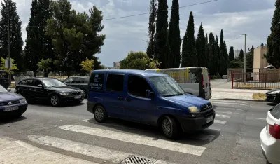 Nebezbјedan pje&scaron;ački prelaz ispred O&Scaron; "Vuk Karadžić": Izbrisati "zebru" ili parking sa ulice