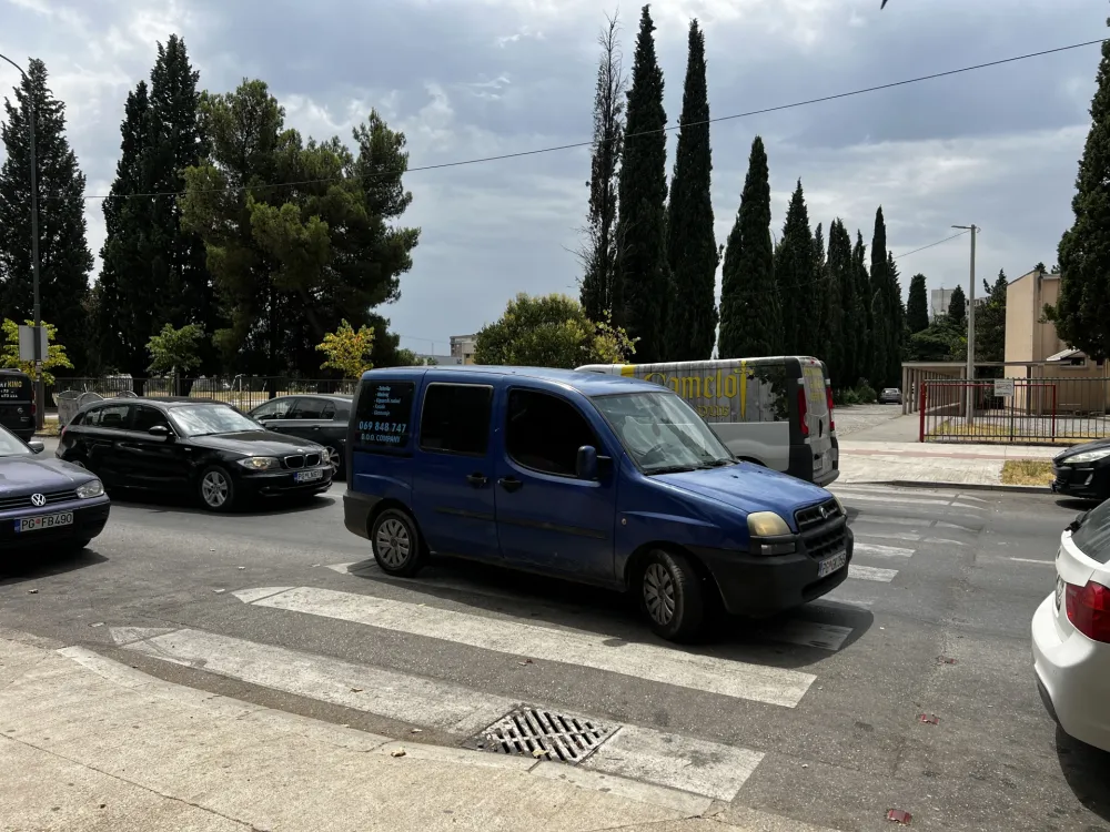 Nebezbјedan pje&scaron;ački prelaz ispred O&Scaron; "Vuk Karadžić": Izbrisati "zebru" ili parking sa ulice