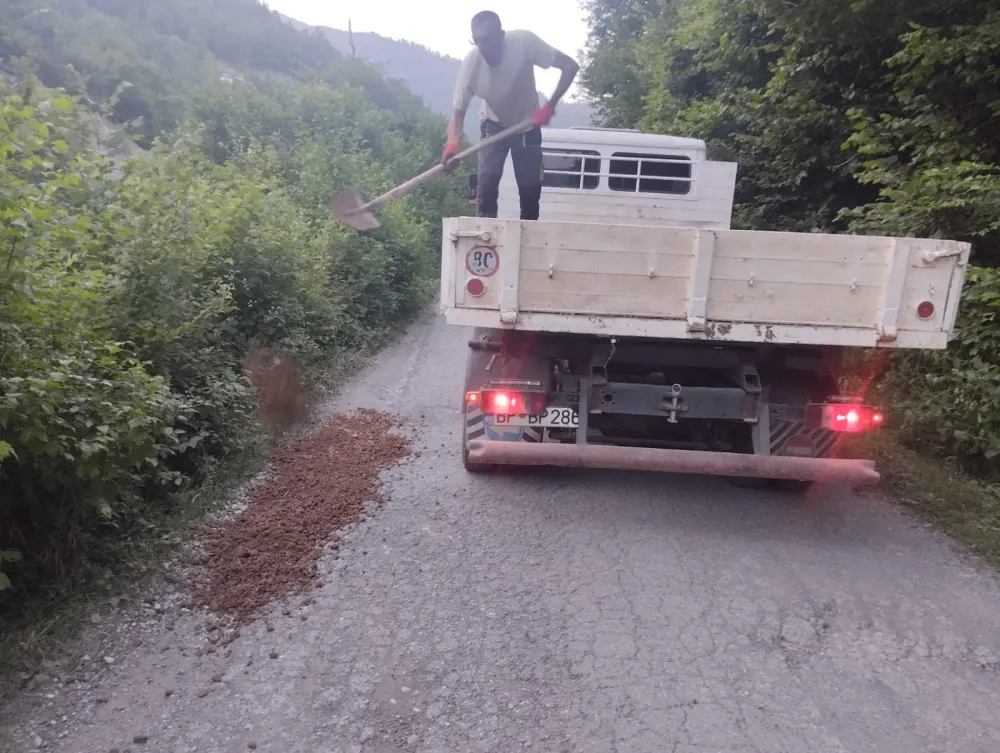 Mje&scaron;tani Majstorovine odlučila da saniraju put do Manastira Sv. Trojica: Udarne rupe na džadi sami krpe već tri godine