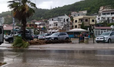 (VIDEO) Nevrijeme na primorju: Budva pod vodom, Ulcinj bez struje, vjetar čupao palme