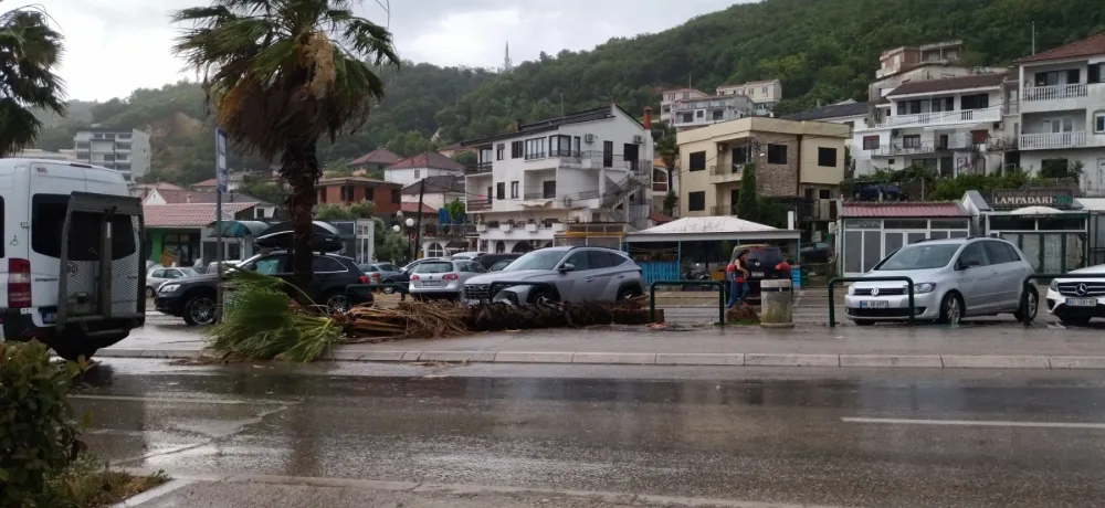 (VIDEO) Nevrijeme na primorju: Budva pod vodom, Ulcinj bez struje, vjetar čupao palme