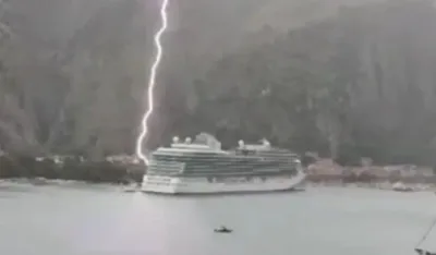 (FOTO) Tokom dana&scaron;njeg nevremena munje se prolamali Bokokotorskim zalivom