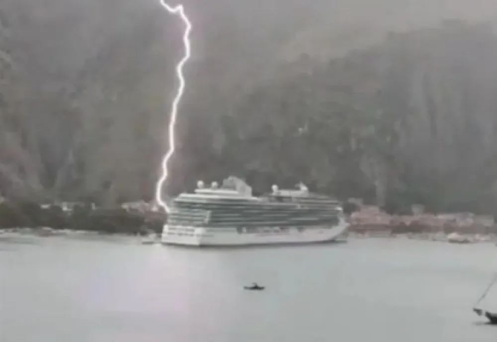 (FOTO) Tokom dana&scaron;njeg nevremena munje se prolamali Bokokotorskim zalivom